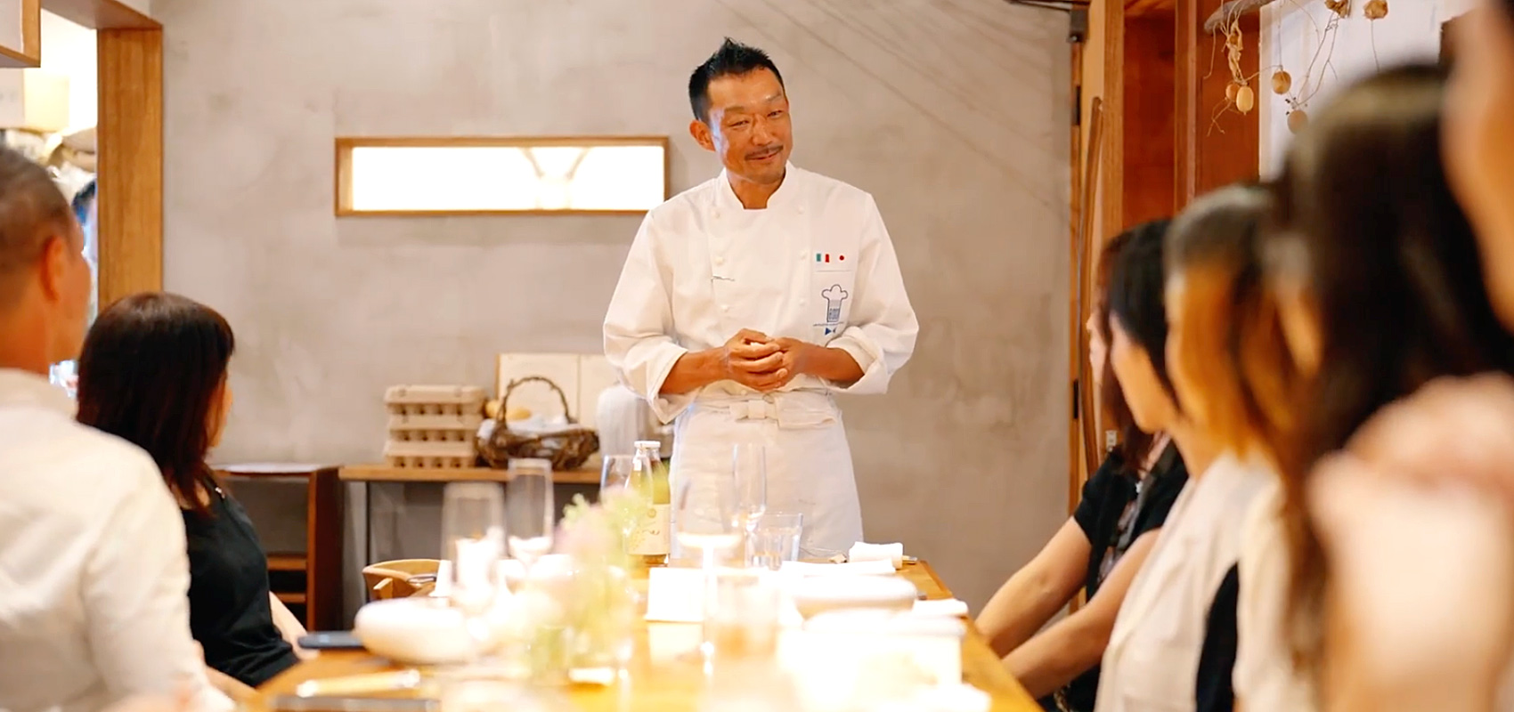 料理の説明をする坪内シェフの